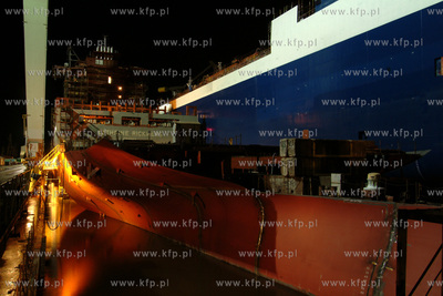 Stocznia Gdynia S.A, suchy dok SD II. Wodowanie dwoch...