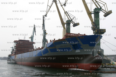 Kanal portowy w Gdansku, budowany statek w Soczni Gdanskiej...