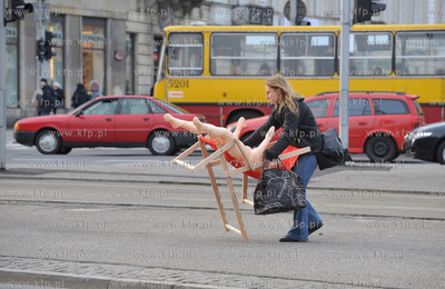 Performance z udzialem gumowej lalki w centrum Warszawy....