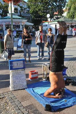 Sopot. Pokaz stania na glowie w wykonaniu mistrza jogi...