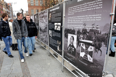 Gdansk. Dlugi Targ.  Wystawa katynska z okazi 70 rocznicy...