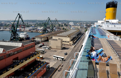 Statek wycieczkowy Costa Pacifica plywajacy pod wloska...