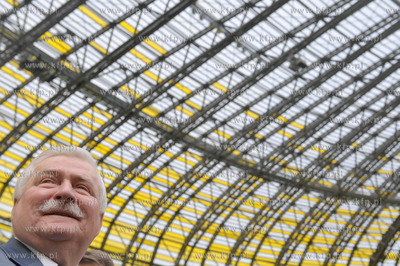 Prezydent Lech Walesa zwiedza stadion PGE Arena w Gdansku....