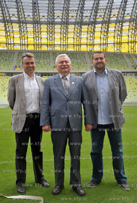 Prezydent Lech Walesa zwiedza stadion PGE Arena w Gdansku....