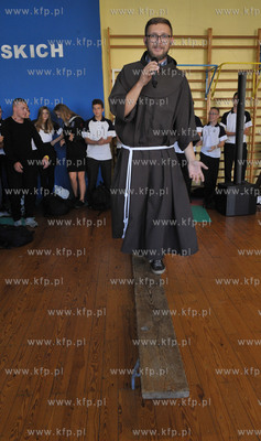 Franciszkanin ojciec Lukasz Buksa podczas reklolekcji...