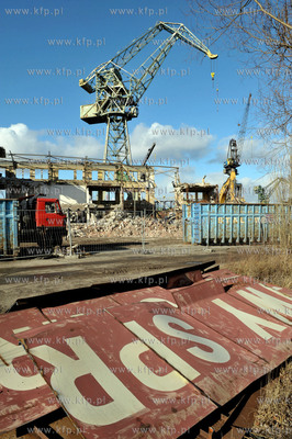 Tereny bylej Stoczni Gdanskiej. Wyburzanie budynku...