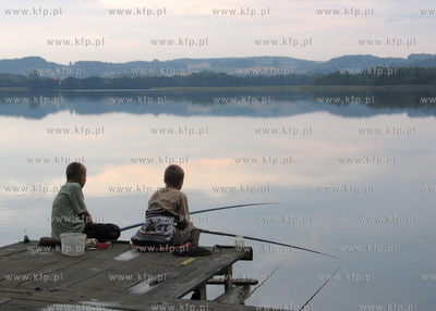 Mali wedkarze lowia ryby na jeziorze Bialym w Chmielnie...