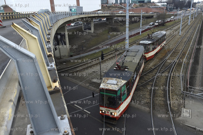 Gdańsk. Węzeł Okopowa. Tramwaj 105n  na ul. Okopowej....