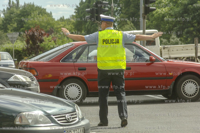 Policjant kieruje ruchem na Węźle Unii Europejskiej...