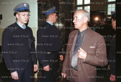 Proces grudnia 70. Oskarzony Stanislaw Kruczek wychodzi...