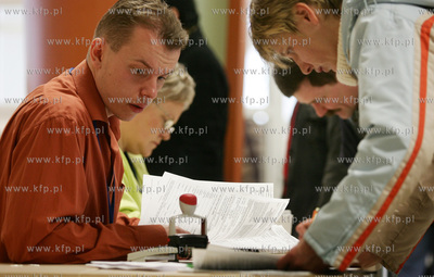 Gdansk. Urzad Skarbowy nr 1. Podatnicy skladaja zeznania...