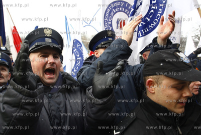 Gdansk. Pikieta przed Urzedem Wojewodzkim sluzb mundurowych...