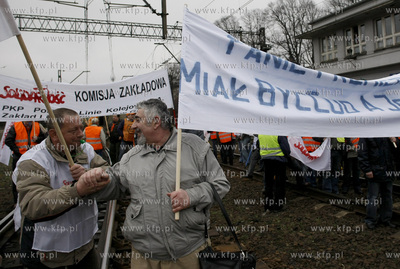 Gdansk. Dworzec Glowny. Protest kolejarzy, ktorzy domagaja...
