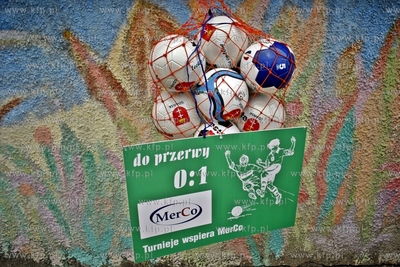 Gdansk Zaspa. Pilkarski turniej dzikich druzyn Do przerwy...