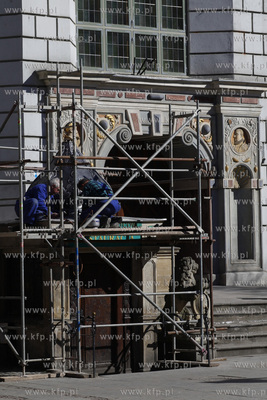 Montaz odrestaurowanej figury Hermesa na na przedprozu...