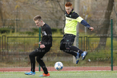 Gdansk Zaspa. Pilkarski turniej dzikich druzyn Do przerwy...