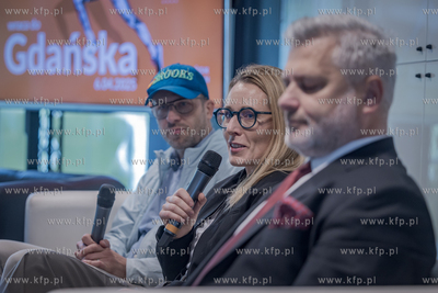 Konferencja prasowa, na której poinformowano dziennikarzy...