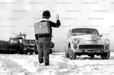Uczen w drodze do szkoly. 1968 (?) Fot. Zbigniew Kosycarz...