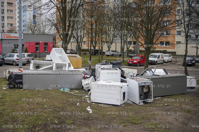 Gdańsk, Morena. Elektrośmieci na parkingu przy ul....