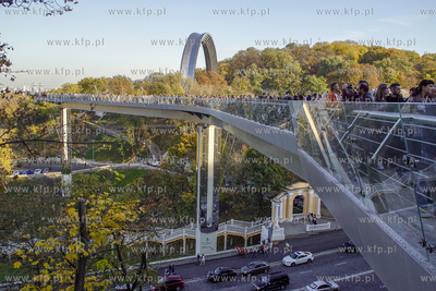 Kijów. Szklany most w okolicy Pomnika Przyjaźni Narodów....