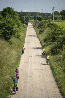 ul. Spacerowa okolice Kościerzyny. Rowerzyści na...