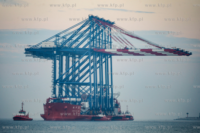 Statek Zhen Hua 36 z czterema potężnymi suwnicami...