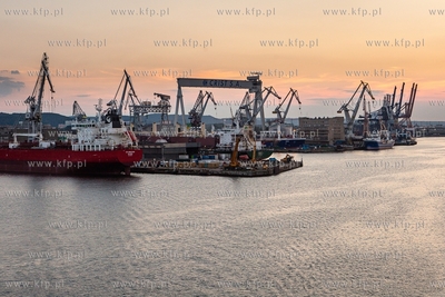 Port w Gdyni. Nz. Stocznie gdyńskie. 18.06.2019 /...