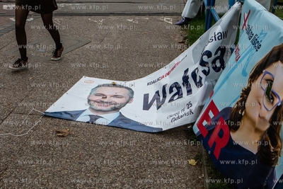 Pętla tramwajowa w Oliwie. Zerwane i zniszczone reklamy...