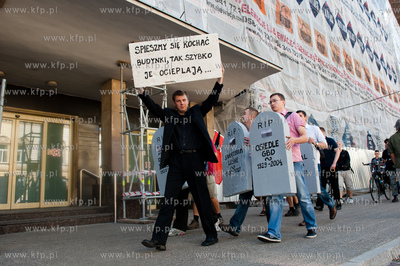 Gdansk. Wejscie do budynku Szpitala MSWiA. Manifestacja...