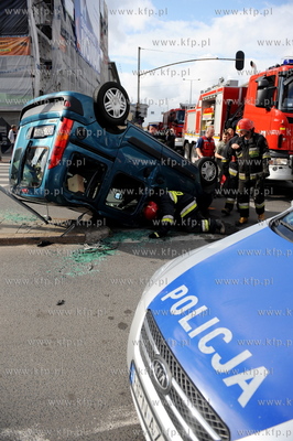 Gdansk. Wypadek dwoch aut na skrzyzowaniu ulic Grunwaldzkiej...