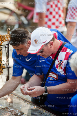 Gdansk. Ulica Mariacka. Chorwaccy kibice przed meczem...