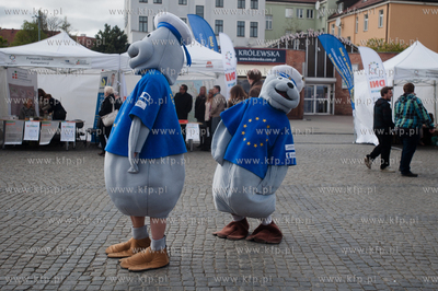 Gdansk. Targ Weglowy. Wielki Festyn Rodzinny, swietujacy...