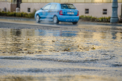 Gdansk. Awaria sieci wodociagowej na skrzyzowaniu ulic...
