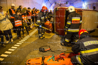 Symulowana akcja ratunkowa po zderzeniu trzech samochodow,...