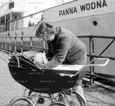 Kobieta z dziecmi w wozku na ul. Warkiej przed statkiem...