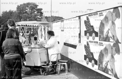 Saturator z woda sodowa przy parkanie otaczajacym budynek...