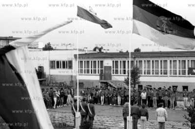 Ponad 170 dziewczat i chlopcow w ieku 15 - 18 lat czlonkow...