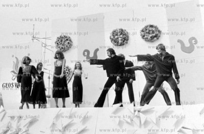 Pokaz mody podczas targow wyrobow ludowych Cepeliada...
