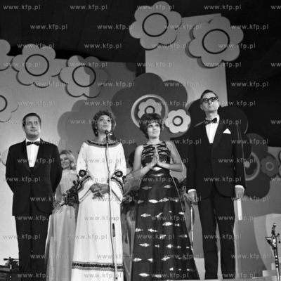 X Miedzynarodowy Festiwal Piosenki w Sopocie. Na scenie...