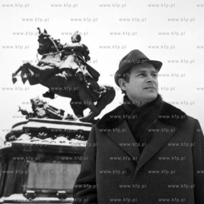 Aktor Stanislaw Mikulski przed budynkiem Teatru Wybrzeze...