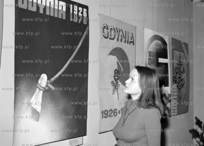 Wystawa plakatow powstalych z okazji 50-lecia Gdyni...