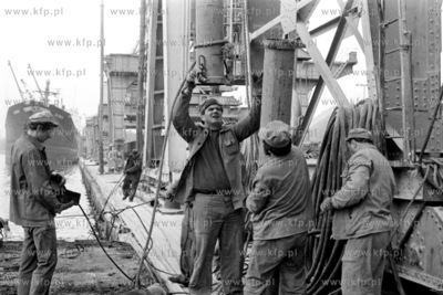 Gdańscy dokerzy przygotowują się do rozładunku...