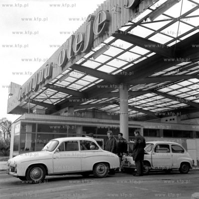 Stacja paliw CPN przy ulicy 3 maja w Gdansku. 6.11.1970
0002879z_listopad1970
Fot....