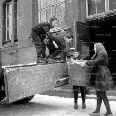 Przed szkołą podstawową nr 2 przy ulicy Osiek w...