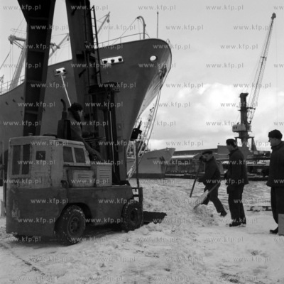 Odśnieżanie nabrzeża w porcie gdańskim.  (Lata...