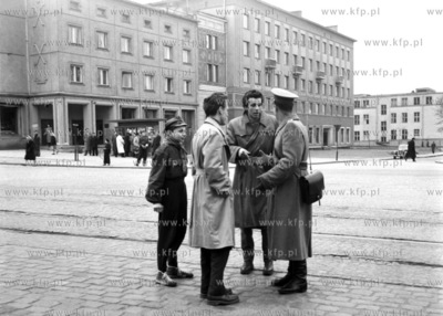Patrol milicji obywatelskiej podczas kontroli na skrzyżowaniu...