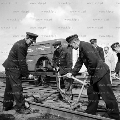 Kolejarze podczas naprawy torowiska. (lata60).
1965
0004140z
Fot....
