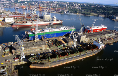 Port Gdynia z lotu ptaka. W kolejnosci od dolu: nabrzeze...