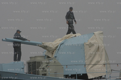 W gestej mgle marynarze Marynarki Wojennej prowadza...