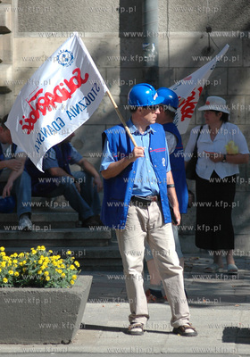 Protest stoczniowcow przed gmachem Sadu Rejonowego...